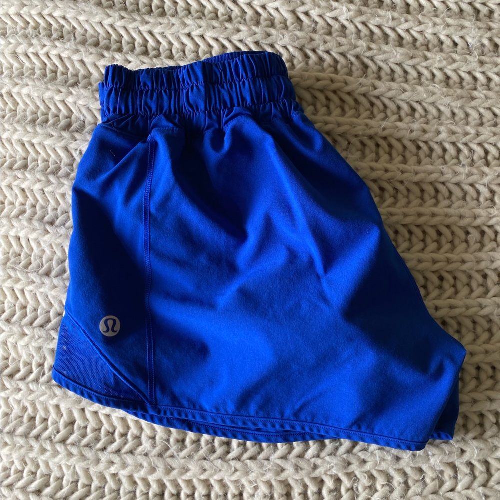 lululemon hotty hot shorts 2.5”